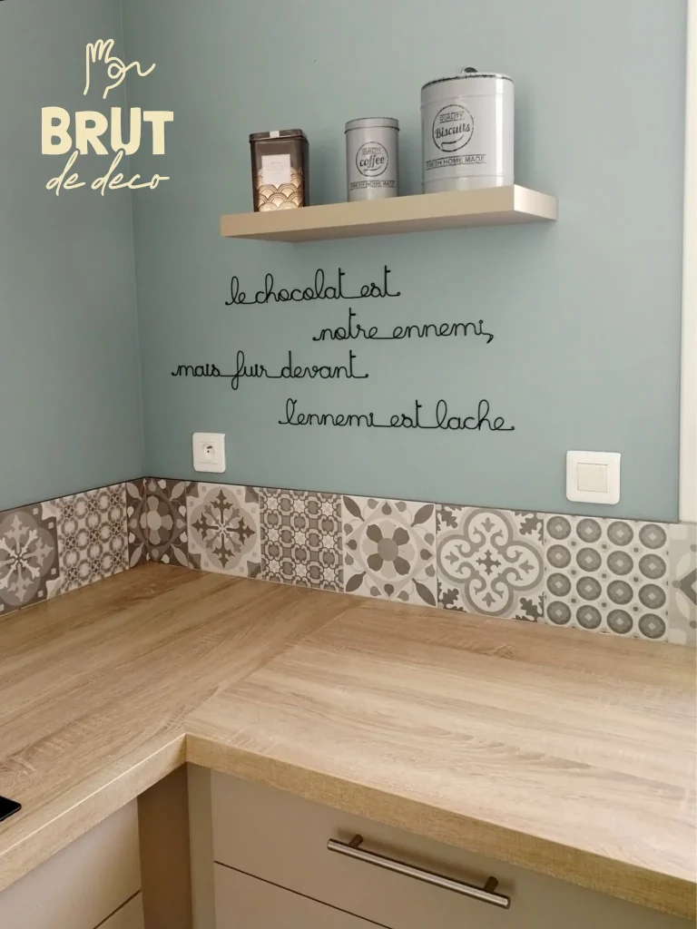 Le chocolat est notre ennemi - phrase murale Brut de déco
