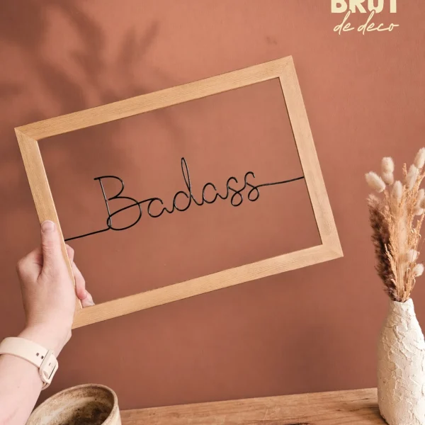décoration murale Brut de Déco : cadre bois et mot filaire Badass
