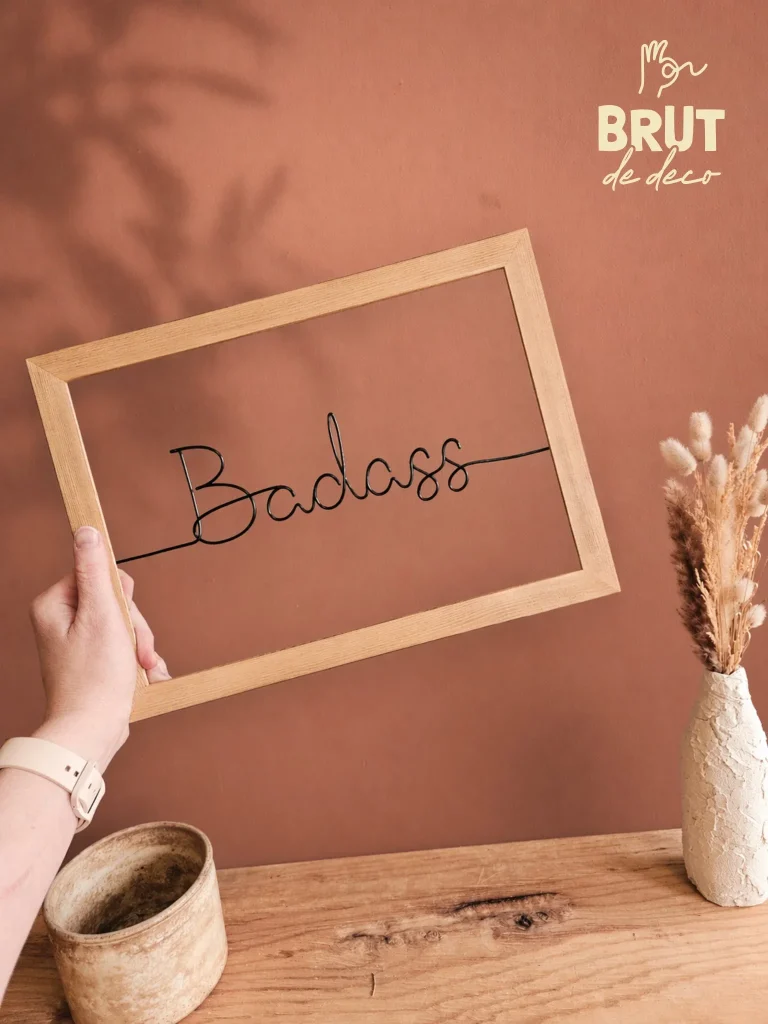 décoration murale Brut de Déco : cadre personnalisé bois et fil de fer Badass