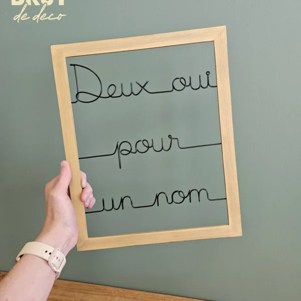 Cadre bois, phrase "deux oui pour un nom" en fil aluminium - Brut de deco