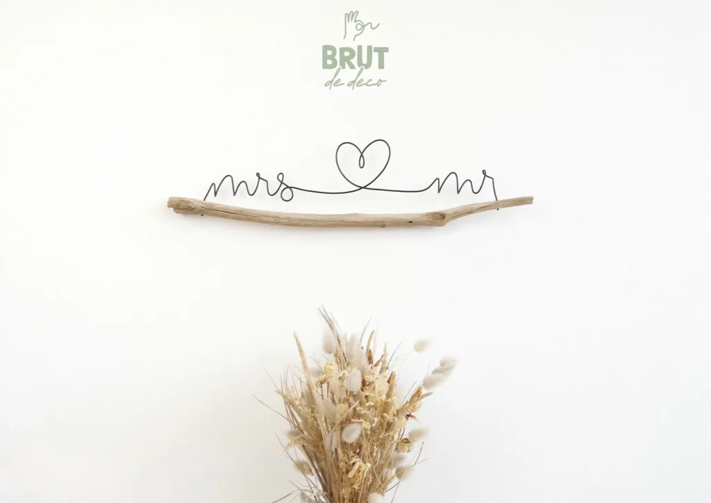 Décoration murale filaire "mrs & mr" sur branche de bois - Brut de Deco