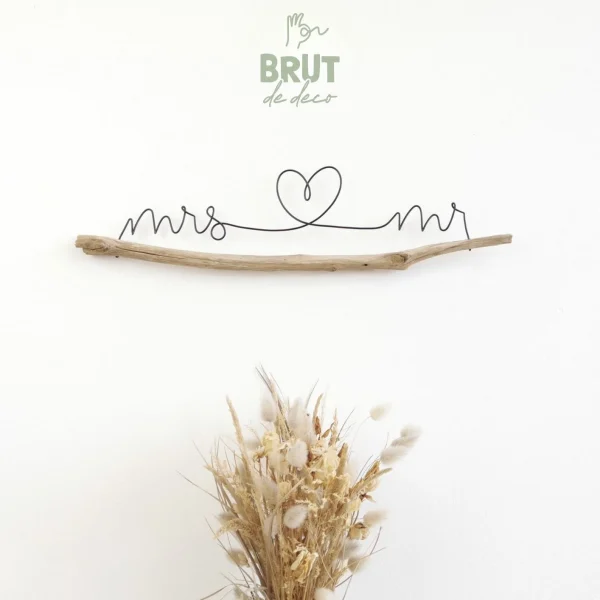Décoration murale filaire "mrs & mr" sur branche de bois - Brut de Deco